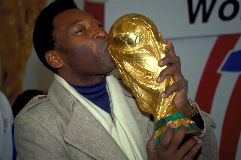 BINTANG BRAZIL: Pele menjadi pemain termuda yang membuat kemunculan bagi pasukan senior Brazil pada 1957 semasa berusia 16 tahun. 