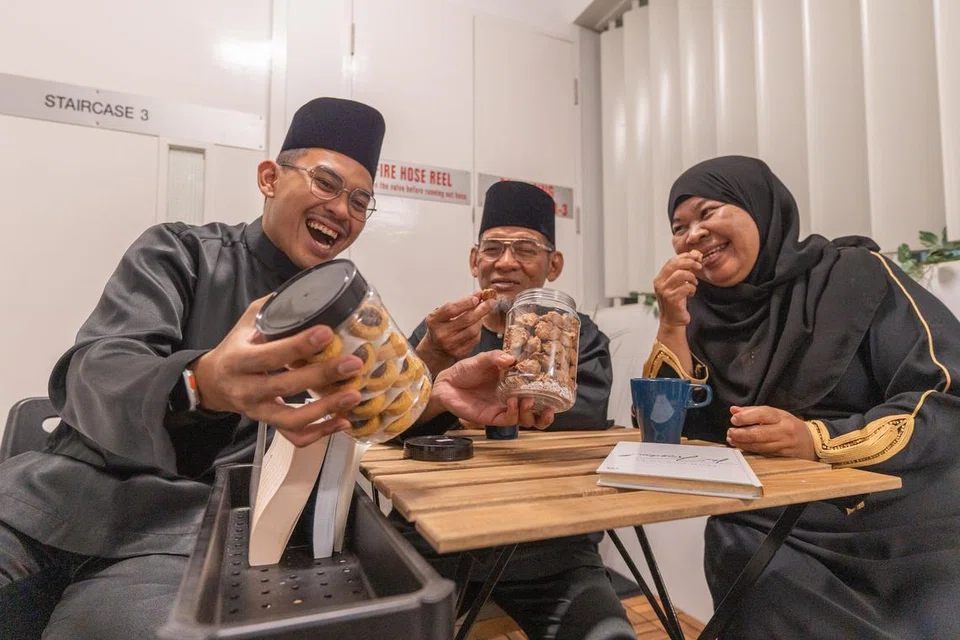 Di luar rumah mereka, Encik Muhamad Imran Mean (kiri) menyediakan meja kecil dan beberapa kerusi untuk tetamu ‘lepak’ dan bersembang.