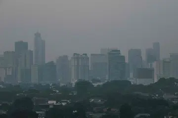 MUTU UDARA MEMBURUK: Kelihatan bangunan diselubungi jerebu asap yang mencemari udara di Jakarta pada Ogos 2023. Separuh daripada penjawat awam di ibu kota Indonesia itu diarahkan supaya bekerja dari rumah mulai 21 Ogos, demi mengurangi kenderaan di jalan raya dan perbaiki mutu udara di ibu kota itu. 