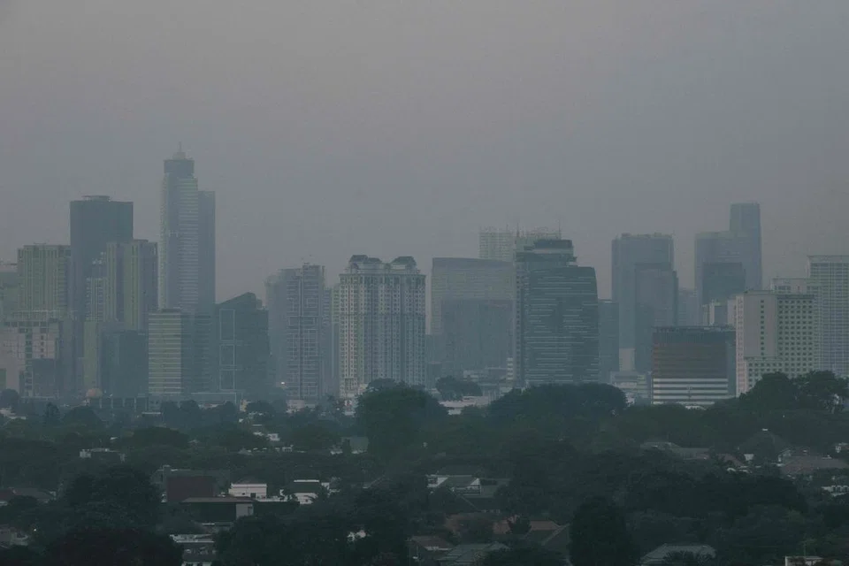 MUTU UDARA MEMBURUK: Kelihatan bangunan diselubungi jerebu asap yang mencemari udara di Jakarta pada Ogos 2023. Separuh daripada penjawat awam di ibu kota Indonesia itu diarahkan supaya bekerja dari rumah mulai 21 Ogos, demi mengurangi kenderaan di jalan raya dan perbaiki mutu udara di ibu kota itu. 