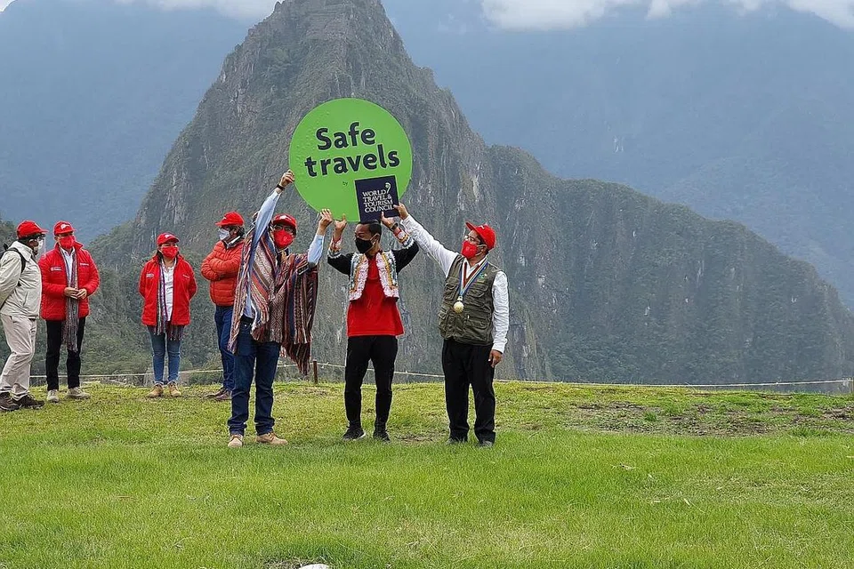 PELUANG MAKAN ANGIN: Kebanyakan negara, termasuk Jepun, belum memastikan bilakah sektor pelancongan akan dibuka sedang penularan Covid-19 masih berleluasa di serata dunia. - Foto REUTERS 