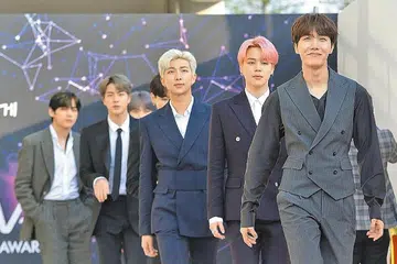 SAMBUTAN HANGAT: Kumpulan popular dari Korea Selatan ini terus membuat peminatnya jatuh cinta dengan lagu terkini mereka, Boy With Luv yang menyaksikan gandingan mereka dengan penyanyi antarabangsa, Halsey. - Foto fail