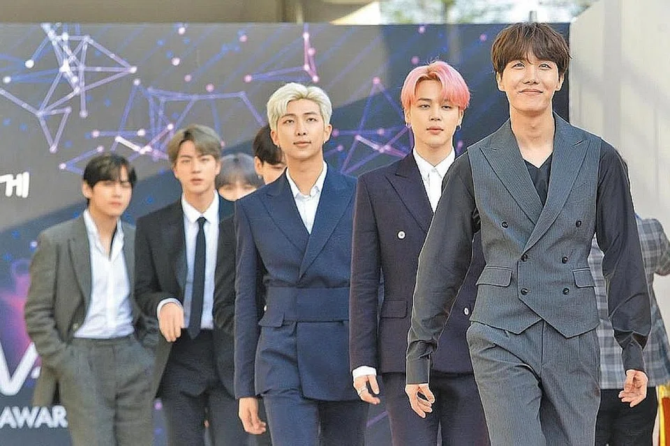 SAMBUTAN HANGAT: Kumpulan popular dari Korea Selatan ini terus membuat peminatnya jatuh cinta dengan lagu terkini mereka, Boy With Luv yang menyaksikan gandingan mereka dengan penyanyi antarabangsa, Halsey. - Foto fail