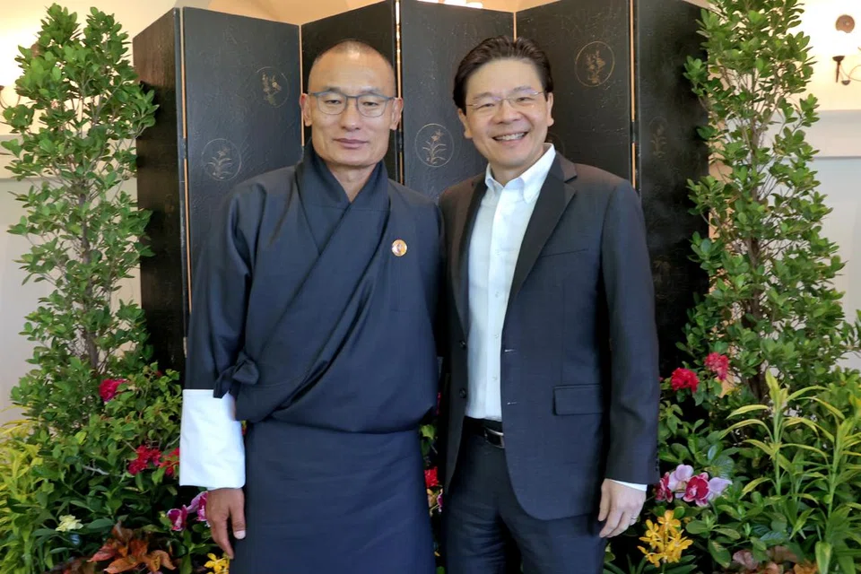 Perdana Menteri, Encik Lawrence Wong (kanan), menjadi tuan rumah kepada Perdana Menteri Bhutan, Encik Tshering Tobgay, dalam majlis makan tengah hari pada 18 September. 
