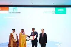 (Dari kiri) Naib Presiden Eksekutif, Hal Ehwal Peraturan & Penyelidikan, Pusat Halal Arab Saudi, Encik Mohammad Farhan Turki AlDhafiry; Pegawai Bertugas, Kedutaan Diraja Kerajaan Arab Saudi, Encik Salem Mokhlef Al Shammary; Ketua Eksekutif Majlis Ugama Islam Singapura (Muis), Encik Kadir Maideen; dan Pemangku Menteri Bertanggungjawab bagi Ehwal Masyarakat Islam, Profesor Madya Dr Muhammad Faishal Ibrahim, menyerahkan MOU masing-masing. 
