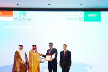 (Dari kiri) Naib Presiden Eksekutif, Hal Ehwal Peraturan & Penyelidikan, Pusat Halal Arab Saudi, Encik Mohammad Farhan Turki AlDhafiry; Pegawai Bertugas, Kedutaan Diraja Kerajaan Arab Saudi, Encik Salem Mokhlef Al Shammary; Ketua Eksekutif Majlis Ugama Islam Singapura (Muis), Encik Kadir Maideen; dan Pemangku Menteri Bertanggungjawab bagi Ehwal Masyarakat Islam, Profesor Madya Dr Muhammad Faishal Ibrahim, menyerahkan MOU masing-masing. 