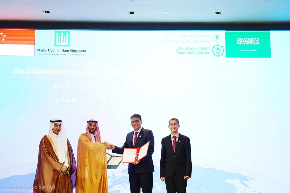 (Dari kiri) Naib Presiden Eksekutif, Hal Ehwal Peraturan & Penyelidikan, Pusat Halal Arab Saudi, Encik Mohammad Farhan Turki AlDhafiry; Pegawai Bertugas, Kedutaan Diraja Kerajaan Arab Saudi, Encik Salem Mokhlef Al Shammary; Ketua Eksekutif Majlis Ugama Islam Singapura (Muis), Encik Kadir Maideen; dan Pemangku Menteri Bertanggungjawab bagi Ehwal Masyarakat Islam, Profesor Madya Dr Muhammad Faishal Ibrahim, menyerahkan MOU masing-masing. 