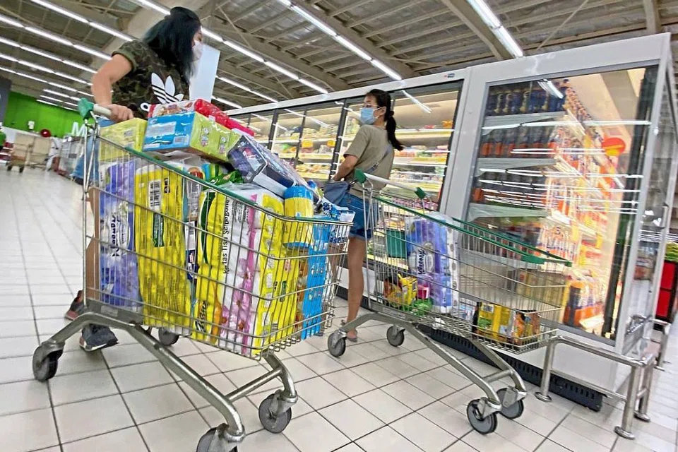 PEMBELIAN PANIK: Pelanggan dilihat sedang menolak troli yang dipenuhi barangan keperluan di sebuah pasar raya di Bayan Baru, Pulau Pinang. Foto: THE STAR/ASIA NEWS NETWORK.