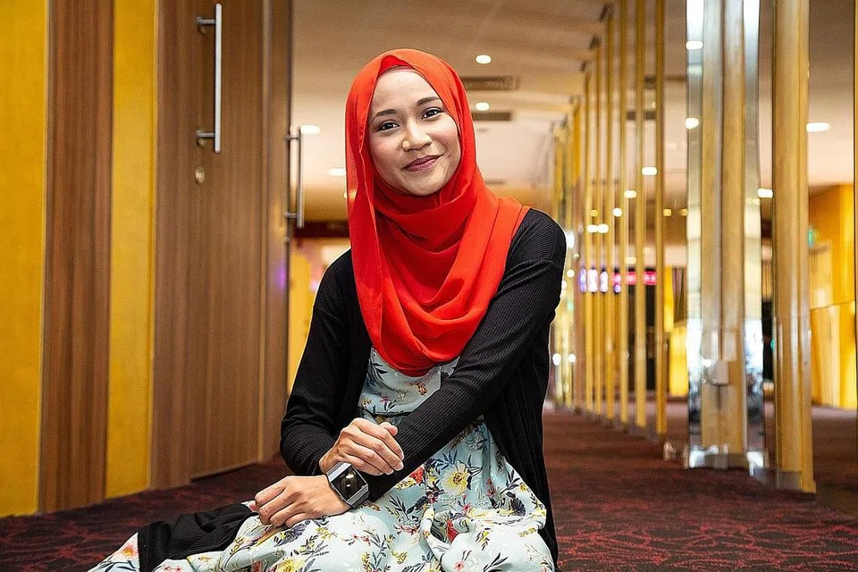 BERAT HATI MENANGGUNG: Izyan Mellyna Ishak sibukkan diri dengan projek lakonan dan perniagaan hiasan majlis perkahwinan bagi mengubati kesedihan hidup berjauhan dengan suami yang mencari rezeki di loji minyak dan gas terpencil di Arab Saudi. - Foto BM oleh ZALEHA ABDUL KADER