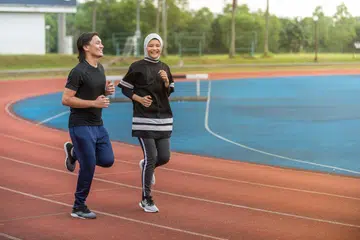 Kajian menunjukkan bahawa kelajuan berjalan tidak terlalu penting. Apa yang lebih utama ialah jumlah langkah secara keseluruhan, tidak kira sama ada ia perlahan atau cepat.