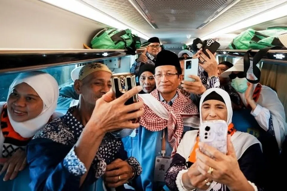 Menteri Agama Indonesia Dr Nasaruddin Umar bersama jemaah haji di dalam bas dalam hantaran Instagaramnya pada 10 Jun 2025.