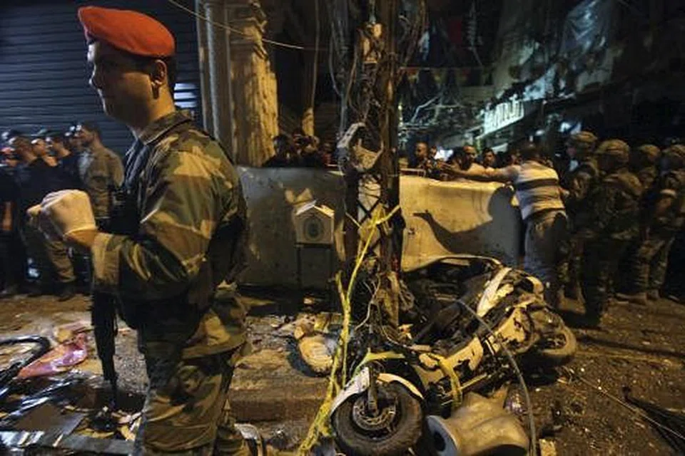 CARI BUKTI: Askar Lebanon memeriksa tapak letupan di kawasan beli-belah di Beirut lewat kelmarin. - Foto REUTERS