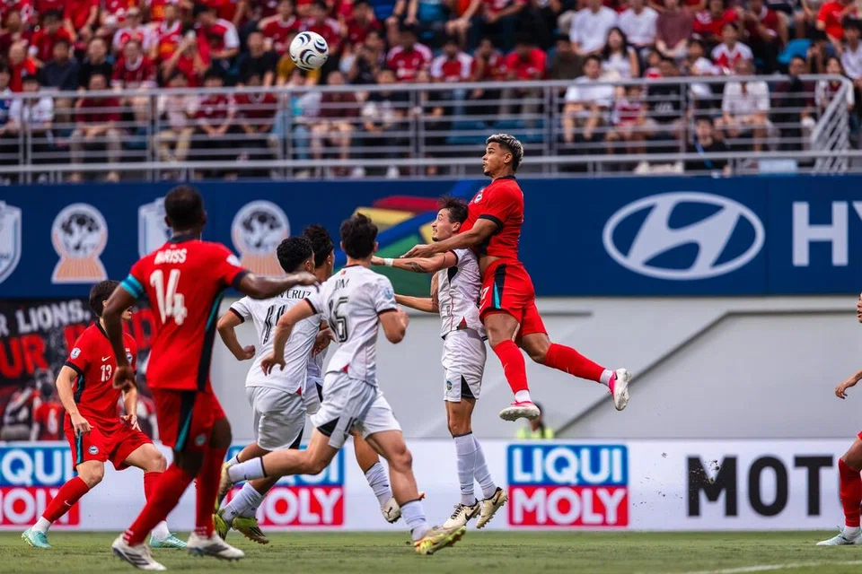 Pemain pertahanan Singa, Irfan Fandi (paling kanan), mempunyai 58 penampilan untuk negara. Beliau merupakan sebahagian daripada pasukan Singa yang mengakhiri kempen Piala Asean Hyundai di peringkat separuh akhir pada Ogos lalu.