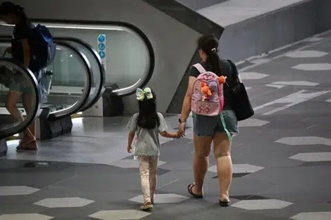 Setiap ibu atau bapa bekerja akan mendapat sehingga 12 hari cuti penjagaan anak setahun, dengan butiran pelaksanaan dan tarikh mula dijangka diumumkan pada awal 2027.