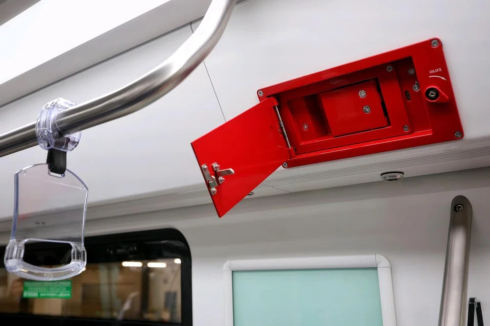 Panel merah yang dilengkapi  tuil  untuk membuka pintu kereta api. 