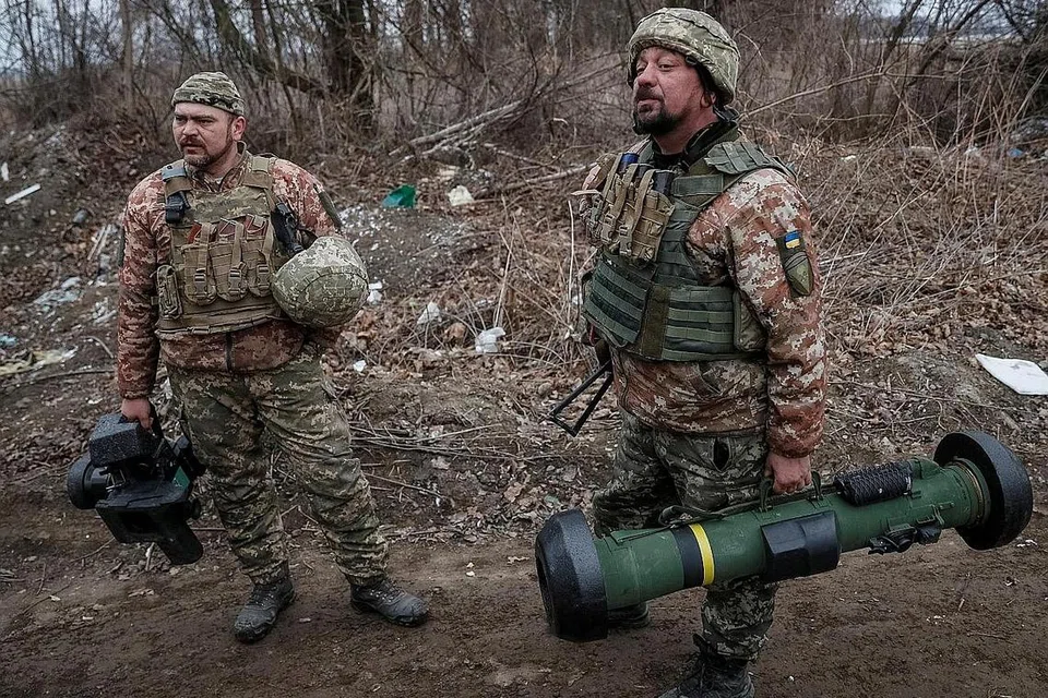 SENJATA CANGGIH: Seorang askar Ukraine (gambar atas) kelihatan membawa peluru berpandu antikereta kebal Javelin buatan Amerika. Turkey juga membekalkan dron jenis Bayraktar kepada Ukraine yang digunakan dengan penuh berkesan dalam perang Ukraine. - Foto-foto AFP, REUTERS