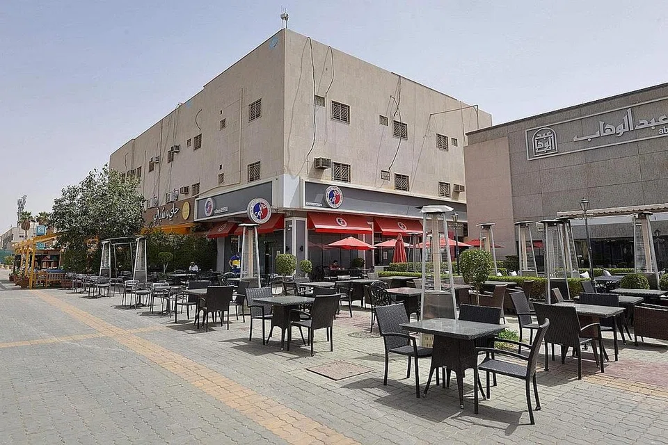 TEMPAT TARIKAN DITUTUP: Tempat duduk kosong di kafe sepanjang sebatang jalan di Tahlia di pusat ibu kota Arab Saudi, Riyadh, Ahad lalu. Majlis perbandaran tempatan telah mengeluarkan arahan menutup pusat beli-belah, restoran, kedai kopi dan taman awam. - Foto AFP