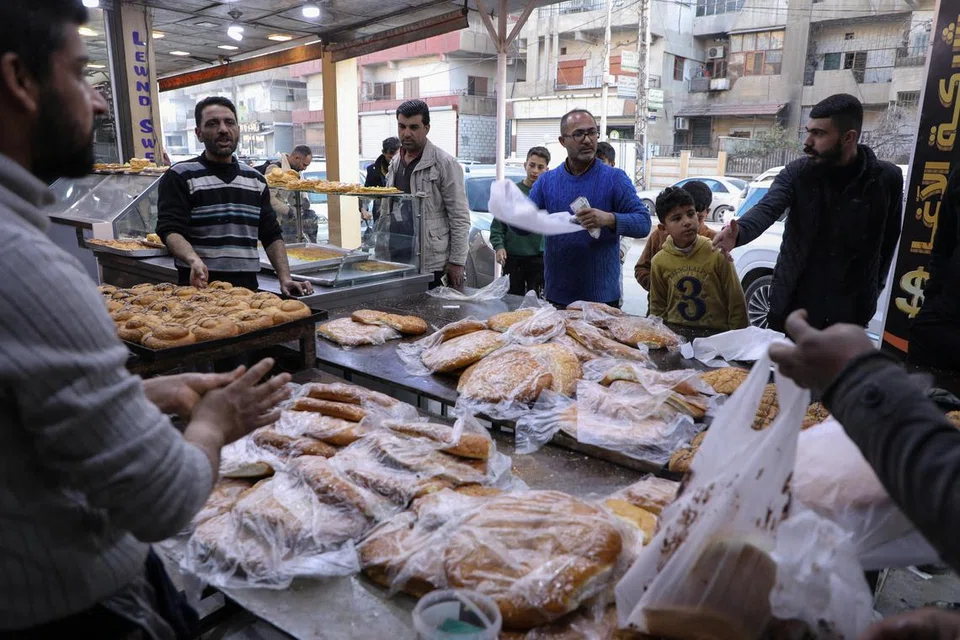 Warga Syria membeli roti di bandar Hasakah, Syria, semasa Ramadan pada 2 Mac.