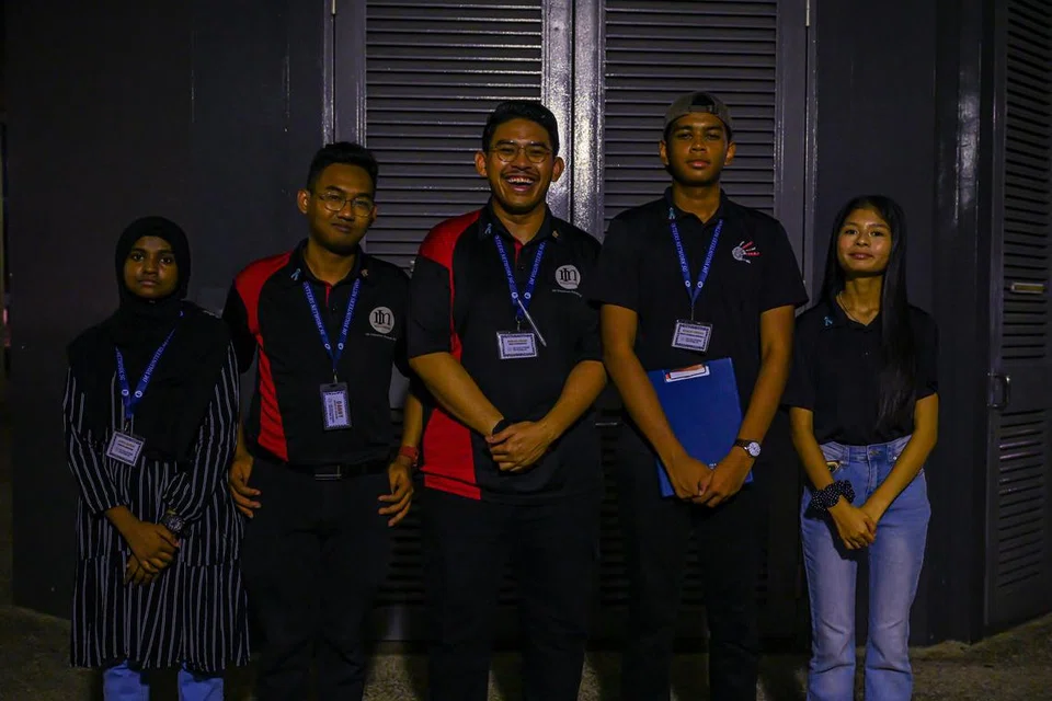 RELAWAN BELIA: Relawan belia dari IM Volunteers Network dianggotai ketuanya Encik Imran Maen (tengah) dan anggota lain iaitu Cik Rose Syahindah Selamat (paling kanan); Encik Khalid Owens (dua dari kanan); Cik Madawai Abdul Salam Asira Safri (paling kiri) dan Encik Danial Iskandar (dua dari kiri).