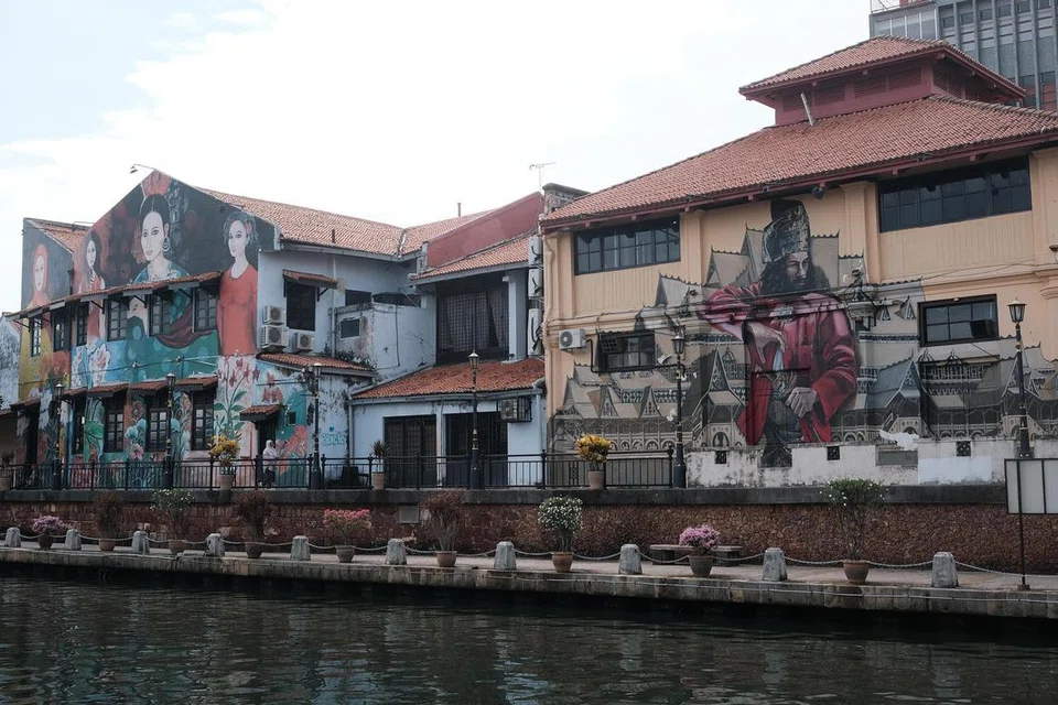 SANTAI: Nikmati karya seni mural semasa pelayaran di Sungai Melaka.