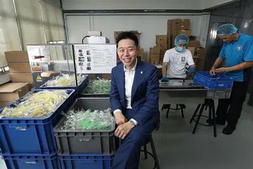 BUAT PERUBAHAN: Model perniagaan gula Cheng Yew Heng Candy Factory (gambar kiri) yang sebelum ini dibekalkan kepada perniagaan lain berubah kepada perniagaan yang membekalkan gula kepada pengguna. - Foto ZAOBAO, fail