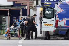 Gara-gara mulut, badan binasa. Tiga pembantu rumah dibawa ke hospital setelah cedera dalam pertelingkahan antara dua kumpulan pembantu rumah. 