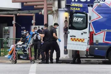 Gara-gara mulut, badan binasa. Tiga pembantu rumah dibawa ke hospital setelah cedera dalam pertelingkahan antara dua kumpulan pembantu rumah. 