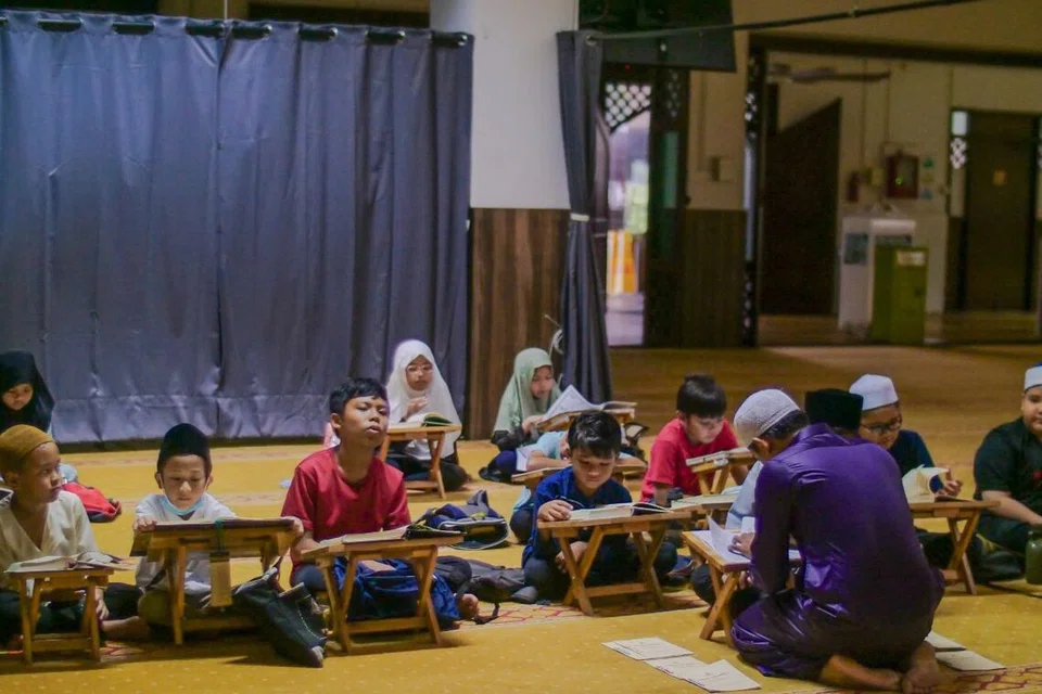 Hafazan Al-Quran menyubur jiwa dengan hidayah dan memandu generasi muda dalam dunia kian mencabar ini.  