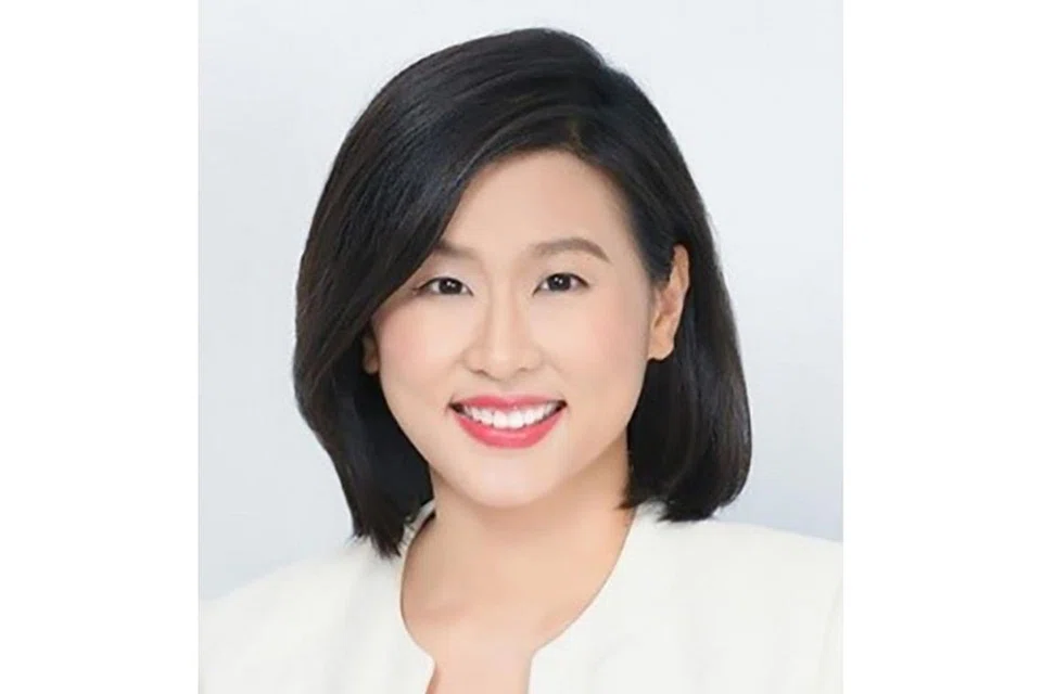 PELANTIKAN ANGGOTA BARU: Anggota Suruhanjaya Perkhidmatan Awam (PSC), Encik Ramlee Buang; Pengerusi Lembaga Rayuan Persaingan Kementerian Perdagangan dan Perusahaan (MTI), Encik Tan Puay Boon, dan Pengarah Kanan (Perumahan) Kementerian Pembangunan Negara (MND), Cik Yeo Wenshan (atas). - Foto-foto MOF