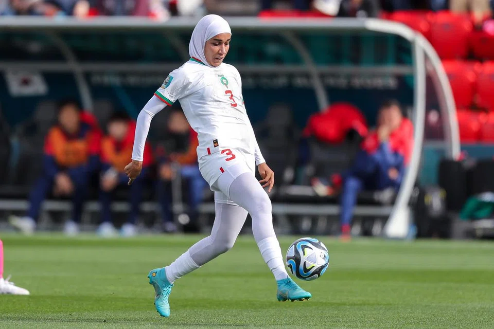 CATAT SEJARAH: Nouhaila Benzina mewakili Maghribi menentang Korea Selatan. Nouhaila, 25 tahun, menempa sejarah sebagai pemain wanita berhijab pertama dalam Piala Dunia Wanita di Stadium di Adelaide, Australia, pada 30 Julai, 2023. (Gambar sisipan, Nouhaila sewaktu menjalani latihan).