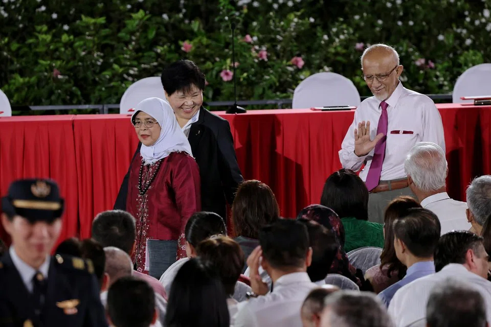 Perasaan patriotik yang dijiwai mantan presiden, Puan Halimah Yacob,  dapat dilihat pada gaya pemakaian beliau di upacara angkat sumpah jawatan Perdana Menteri Lawrence Wong di Istana. Beliau memperagakan pakaian kebaya merah yang dipadankan dengan tudung putih, warna bendera Singapura. 