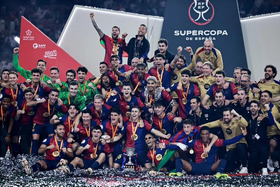 Pemain Barcelona meraikan kemenangan Piala Super Sepanyol yang ke-15 mereka. Mereka berjaya menewaskan Real Madrid 5-2 pada 12 Januari di Arab Saudi untuk merangkul trofi tersebut. 