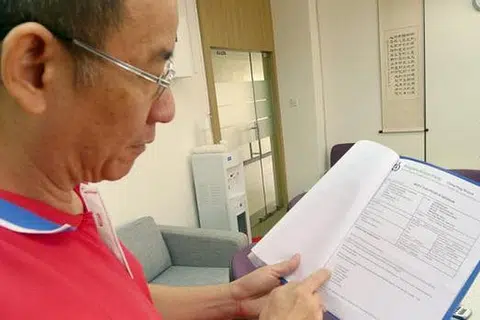 BANTUAN DIHULUR TANPA KIRA AGAMA ATAU BANGSA: Encik Wong Kee Soon terima banyak e-mel dan surat daripada para Anggota Parlimen yang meminta Adullam Life Conselling membantu mencarikan huraian masalah hutang yang dihadapi oleh penduduk mereka. - Foto-foto SAINI SALLEH