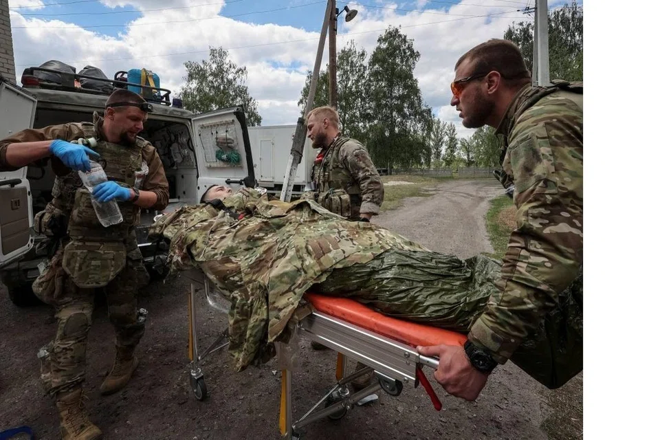 Paramedik tentera merawat seorang anggota perkhidmatan Ukraine yang cedera, di tengah-tengah serangan Russia berhampiran bandar Vovchansk di wilayah Kharkiv di Ukraine pada 12 Mei. 