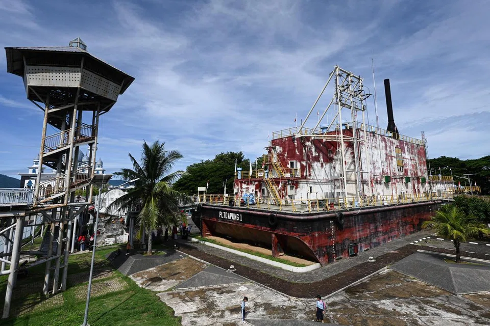 Pembangkit Listrik Tenaga Diesel (PLTD) Apung 1, sebuah kapal penjana kuasa seberat 2,600 tan, dihanyutkan hampir lima kilometer ke daratan oleh tsunami dahsyat Lautan Hindi pada 26 Disember 2004. Kini, kapal ini kekal terdampar di Punge Blang Cut, Wilayah Aceh, Indonesia, dan berfungsi sebagai muzium serta tapak peringatan bagi tragedi tersebut.