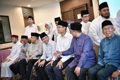 LEMBAGA PENGIKTIRAFAN ASATIZAH: Dr Mohd Maliki Osman (duduk, empat dari kiri), Ketua Eksekutif Muis Encik Esa Masood (duduk, lima dari kiri) dan Mufti Dr Mohd Fatris Bakaram (duduk, dua dari kanan) bergambar bersama anggota Lembaga Pengiktirafan Asatizah (ARB) di Masjid Yusof Ishak. - Foto ARIFFIN JAMAR