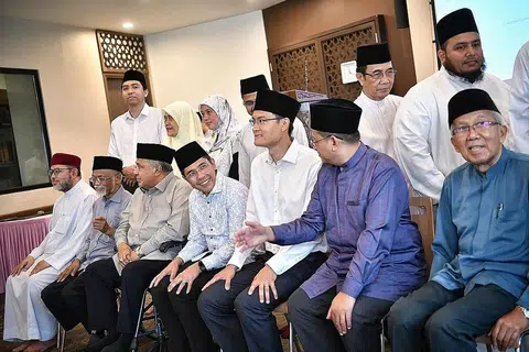 LEMBAGA PENGIKTIRAFAN ASATIZAH: Dr Mohd Maliki Osman (duduk, empat dari kiri), Ketua Eksekutif Muis Encik Esa Masood (duduk, lima dari kiri) dan Mufti Dr Mohd Fatris Bakaram (duduk, dua dari kanan) bergambar bersama anggota Lembaga Pengiktirafan Asatizah (ARB) di Masjid Yusof Ishak. - Foto ARIFFIN JAMAR