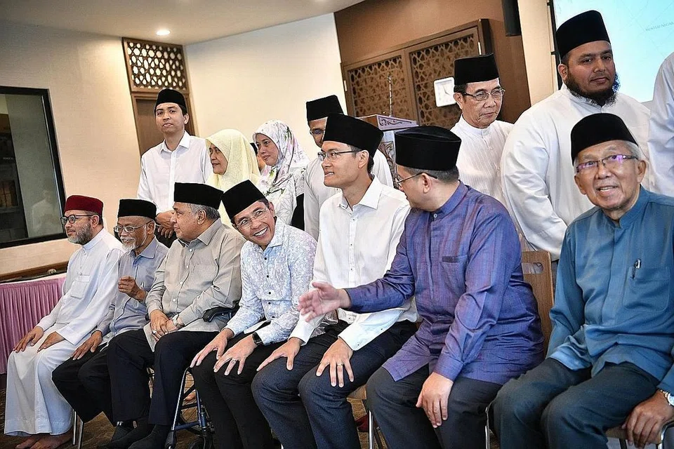 LEMBAGA PENGIKTIRAFAN ASATIZAH: Dr Mohd Maliki Osman (duduk, empat dari kiri), Ketua Eksekutif Muis Encik Esa Masood (duduk, lima dari kiri) dan Mufti Dr Mohd Fatris Bakaram (duduk, dua dari kanan) bergambar bersama anggota Lembaga Pengiktirafan Asatizah (ARB) di Masjid Yusof Ishak. - Foto ARIFFIN JAMAR