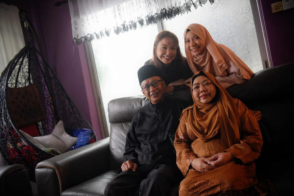 PENGORBANAN SUAMI: Encik Mohamad Pasni Ahmad sanggup menjalani pembedahan pemindahan ginjal untuk didermakan kepada isterinya, Cik Rosyati Abdullah. Gambar menunjukkan pasangan bersama anak mereka Cik Nur Ridhwanah Mohamad Pasni, 26 tahun, dan Cik Nur Syafiqah Mohamad Pasni, 23 tahun (paling kanan). - Foto BH oleh MARK CHEONG