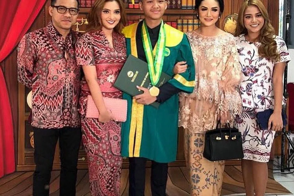 SALAH FAHAM SAHAJA: Ashanty (dua dari kiri) menjelaskan konflik yang diperbesar-besarkan di media sosial tentang anak-anak tirinya, Azriel (tengah) dan Aurel (kanan) dengan ibu mereka, Krisdayanti (dua dari kanan) hanya satu salah faham. Foto dengan Anang (kiri) ini dirakam ketika Azriel tamat pengajian dua tahun lalu. - Foto INSTAGRAM AZRIEL HERMANSYAH