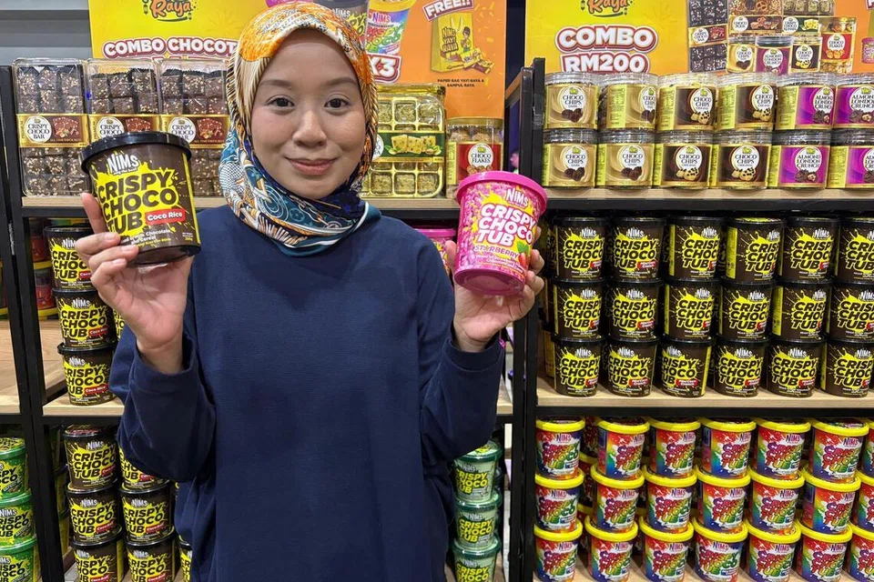 Kakitangan jenama produk biskut, coklat dan manisan popular di Malaysia, NIMS, Cik Nuriliya Firzanah Mohamad Faizal, bersama produk yang dijual di Absolut Bazaar Gaya Raya di Kuala Lumpur. 