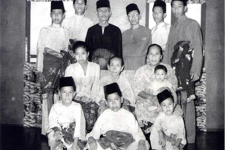 KELUARGA BUGIS: Foto ini, yang disimpan sepupu saya, Encik Suhaimi Sani, dipetik pada Hari Raya Aidilfitri pada 1960 di No 56, Lorong Mydin. Baris belakang (dari kiri) Haji Kassim Sariman, Haji Sani Ibrahim, Nyang Dassim Muhammad, Tok Haji Sariman Dassim, Haji Salleh Sariman dan Haji Kasah Sariman. Tengah (dari kiri) Hajah Noriyah Sariman , Nyang Maria, Nek Hajah Fatimah Haji Mahdi, Encik Suhaimi Sani (dipangku). Depan (dari kiri) Haji Jaafar Sariman, Haji Rahmat Sariman dan Encik Nordin Sariman. - Foto ihsan ENCIK SUHAIMI SANI 