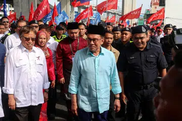 GIAT BERKEMPEN: Datuk Seri Anwar Ibrahim berkempen menjelang pilihan raya negeri di enam negeri yang akan berlangsung pada 12 Ogos ini.