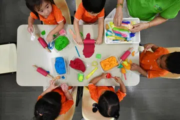 Hari pertama persekolahan - tidak kira apa juga peringkat adalah hari yang agak 'mencemaskan'. Bagi kanak-kanak di tajaka dan sekolah rendah, kadang-kala perasaan cemas itu bukan hanya dirasakan murid-murid, malah 'tahap cemas' ibu bapa adakalanya melebihi anak-anak.