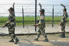 KAWALAN KETENTERAAN: Kakitangan Angkatan Keselamatan Sempadan India di sepanjang sempadan India-Pakistan, pinggir Amritsar. Hubungan India dan Pakistan kian tegang sekali gus melahirkan keprihatinan berlakunya konflik melibatkan senjata nuklear antara kedua-duanya. - Foto AFP