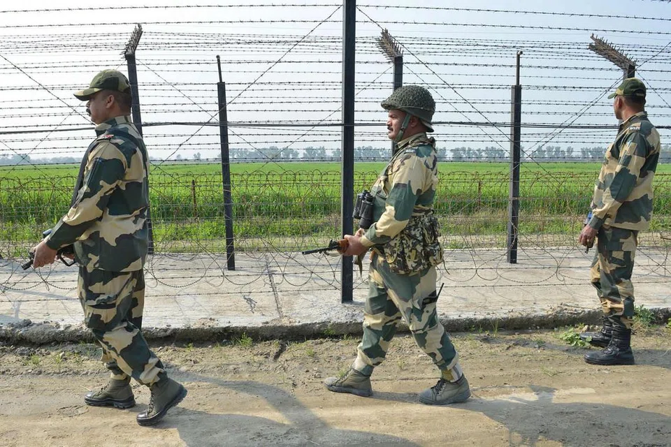KAWALAN KETENTERAAN: Kakitangan Angkatan Keselamatan Sempadan India di sepanjang sempadan India-Pakistan, pinggir Amritsar. Hubungan India dan Pakistan kian tegang sekali gus melahirkan keprihatinan berlakunya konflik melibatkan senjata nuklear antara kedua-duanya. - Foto AFP