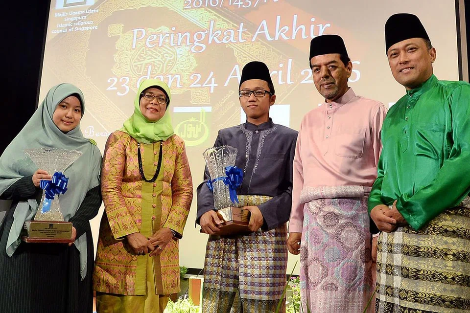 PEMENANG MUSABAQAH TILAWAH: Cik Halimah Yacob (dua dari kiri) bergambar bersama johan qariah, Cik Nurul 'Izzah Khamsani, dan johan qari, Encik Ahmad Daniyal Mohd Rizal (tengah), selepas menyampaikan hadiah kepada mereka. Turut bersama ialah Ketua Eksekutif Muis, Haji Abdul Razak Maricar, (dua dari kanan) dan Pengerusi Majlis Tilawah dan Tahfiz Al-Quran (MTTQ), Haji Abdul Rahim Mawasi (kanan). - Foto JOHARI RAHMAT