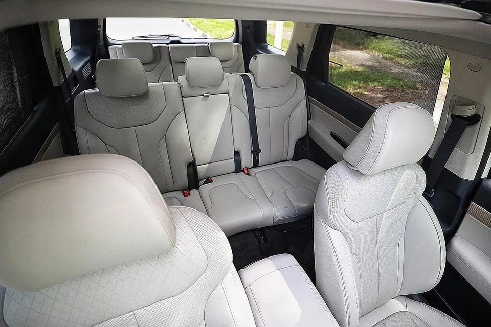 RUANG LUAS: Kereta Hyundai Palisade mempunyai tiga barisan tempat duduk dan ruang ini mampu muat lapan penumpang dengan selesa. - Foto BH oleh KEVIN LIM