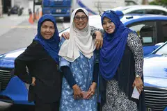 KEKAL POSITIF: Pemandu teksi wanita (dari kiri) Cik Kalsum Samadi, Cik Sa'diah Rafil dan Cik Sulastri Muslim bersyukur dengan bantuan yang diberikan pemerintah bagi membantu pemandu seperti mereka. - Foto BH oleh MARCELLIN LOPEZ