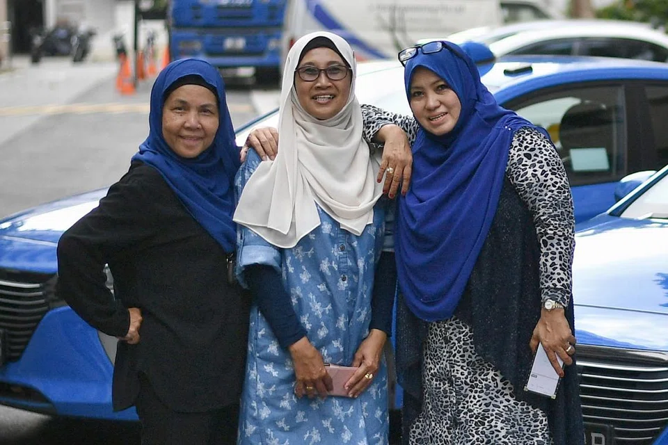 KEKAL POSITIF: Pemandu teksi wanita (dari kiri) Cik Kalsum Samadi, Cik Sa'diah Rafil dan Cik Sulastri Muslim bersyukur dengan bantuan yang diberikan pemerintah bagi membantu pemandu seperti mereka. - Foto BH oleh MARCELLIN LOPEZ